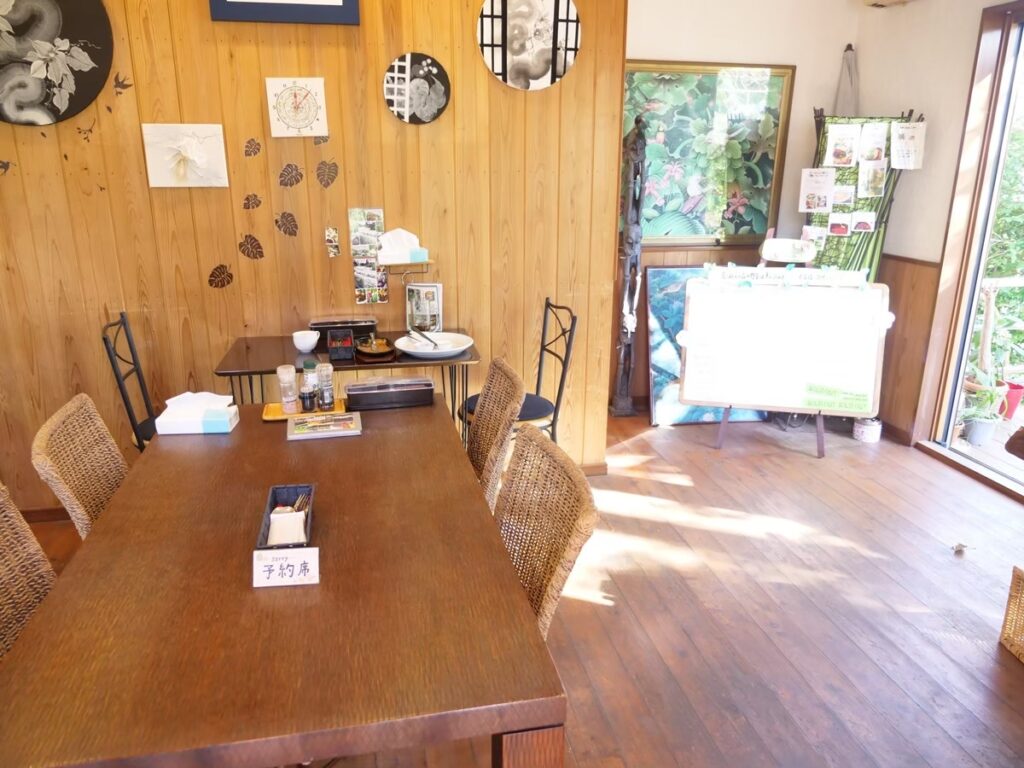 むーみんの森 テラス席と愛犬（夏/伊豆高原）