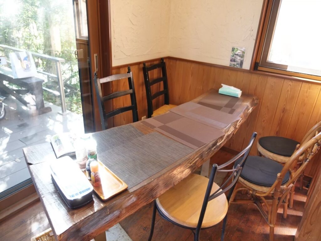 むーみんの森 テラス席と愛犬（夏/伊豆高原）