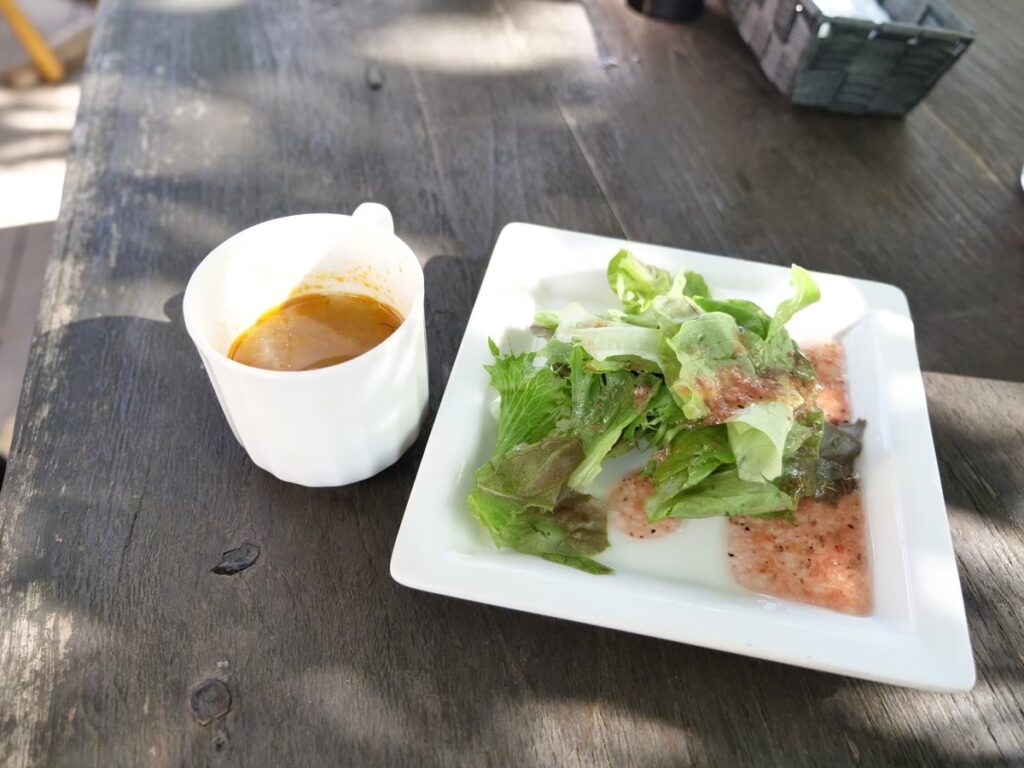 むーみんの森 テラス席と愛犬（夏/伊豆高原）