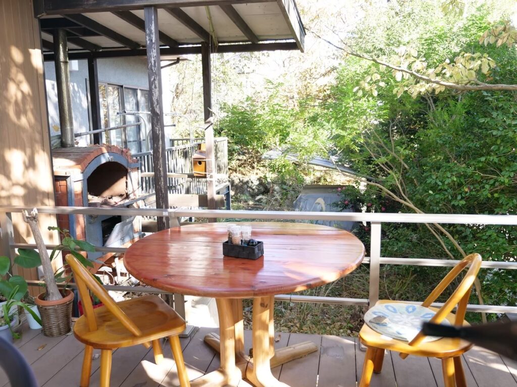 むーみんの森 テラス席と愛犬（夏/伊豆高原）