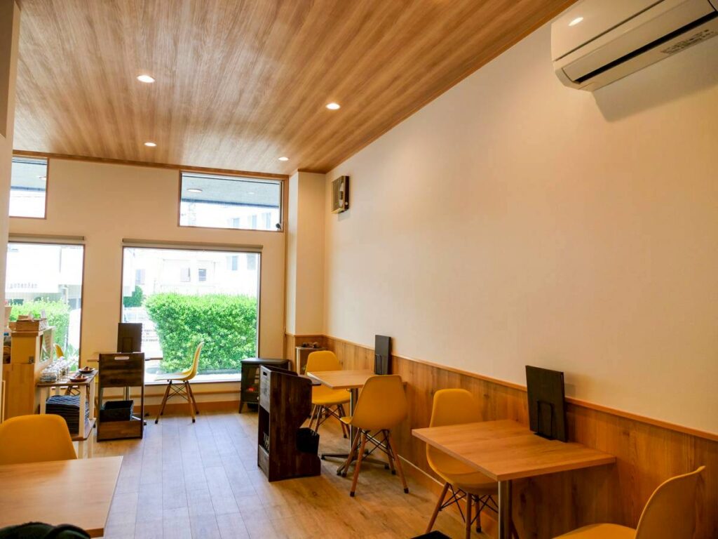 わんカフェ茶尾の明るいナチュラルな店内