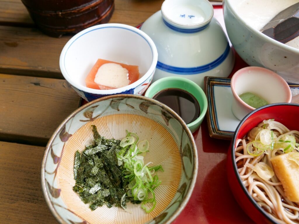 自然薯 茶茶 じねんのむらのとろろ御膳の蕎麦・漬物・小鉢
