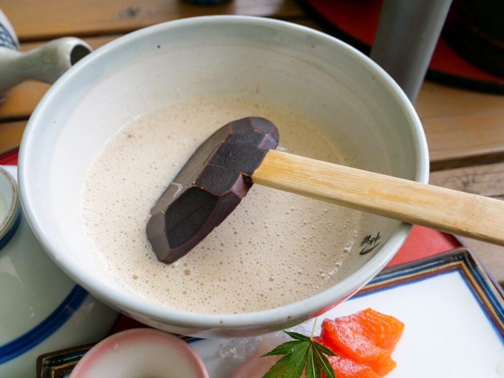 自然薯 茶茶 じねんのむらのすり鉢に入った自然薯とろろとすりこぎ