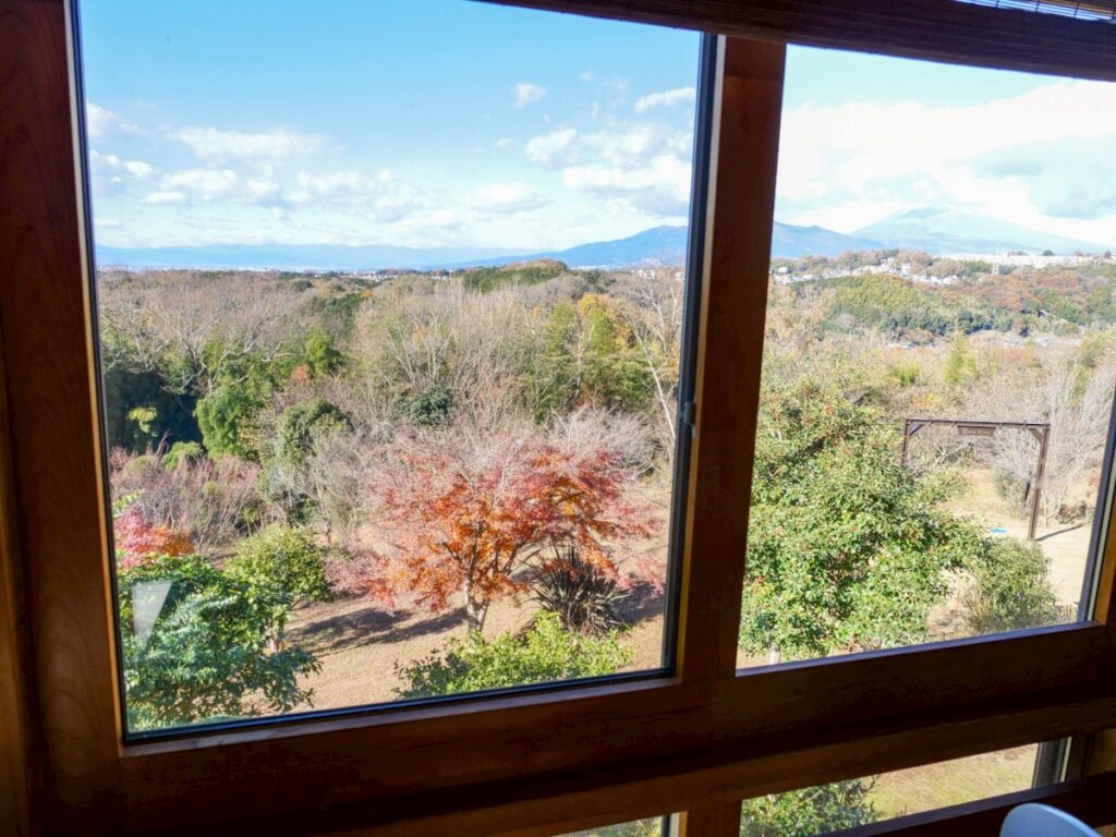 Vivra Vivre（ビブラビブレ）の店内から見える紅葉と山の景色