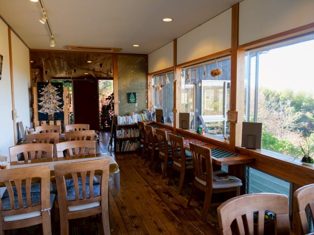 Vivra Vivre（ビブラビブレ）の木のぬくもりある店内と窓際カウンター席
