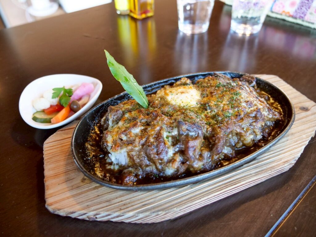 Vivra Vivre（ビブラビブレ）のトロトロ牛すじ焼きカレー（鉄板・バター乗せ）