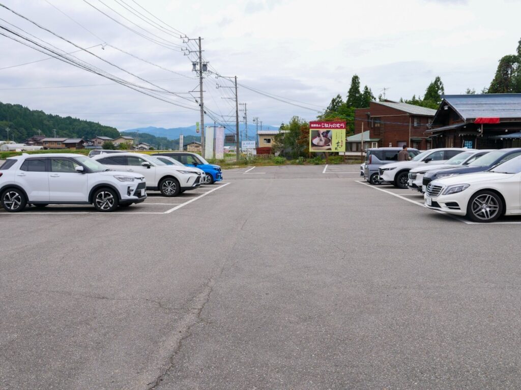 自然薯 茶茶 じねんのむら 飛騨高山店の広い専用無料駐車場