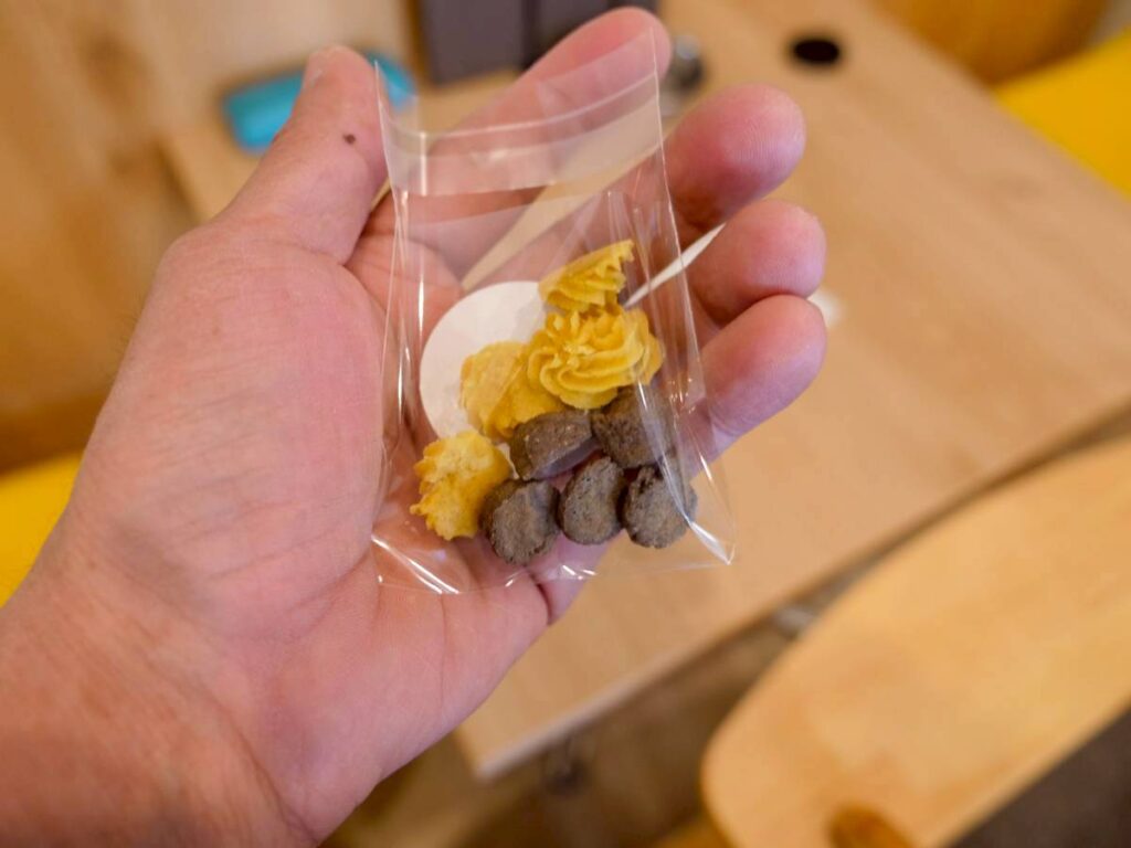 わんカフェ茶尾の手づくり犬用おやつを袋に詰めたもの