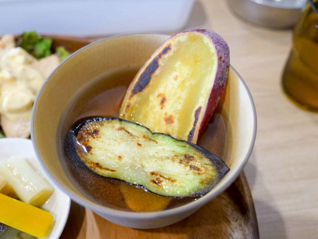 わんカフェ茶尾の焼きなすとかぼちゃの味噌汁