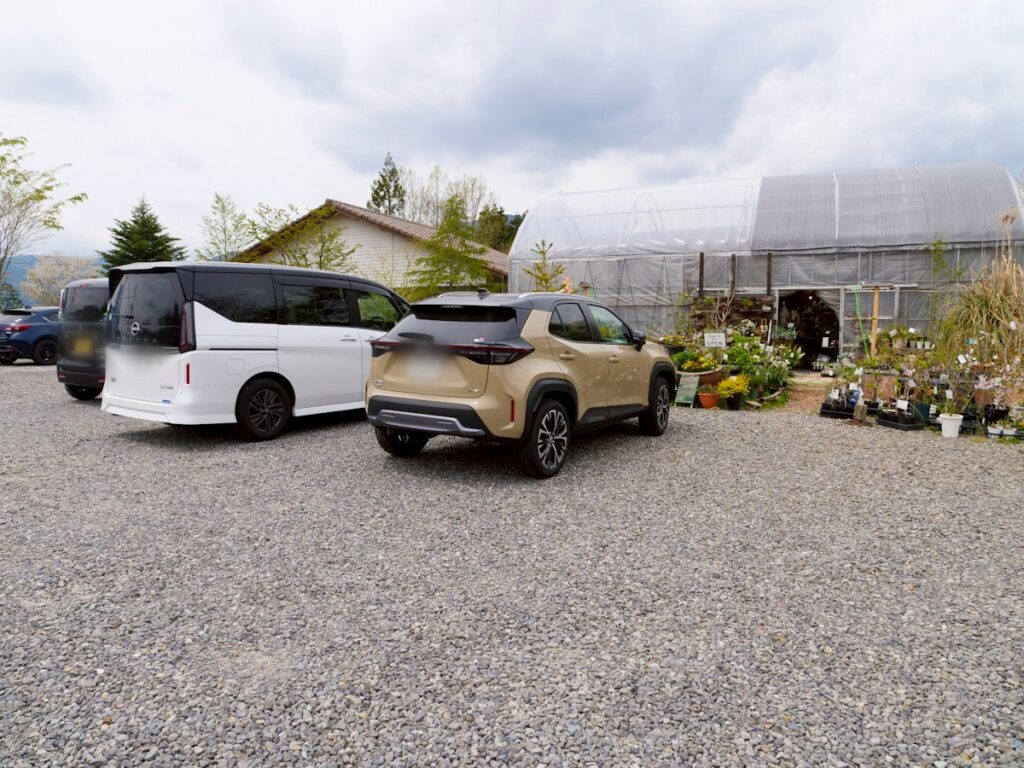 田畑（デンパタ）食事と花束の砂利敷き無料駐車場と植物販売エリア