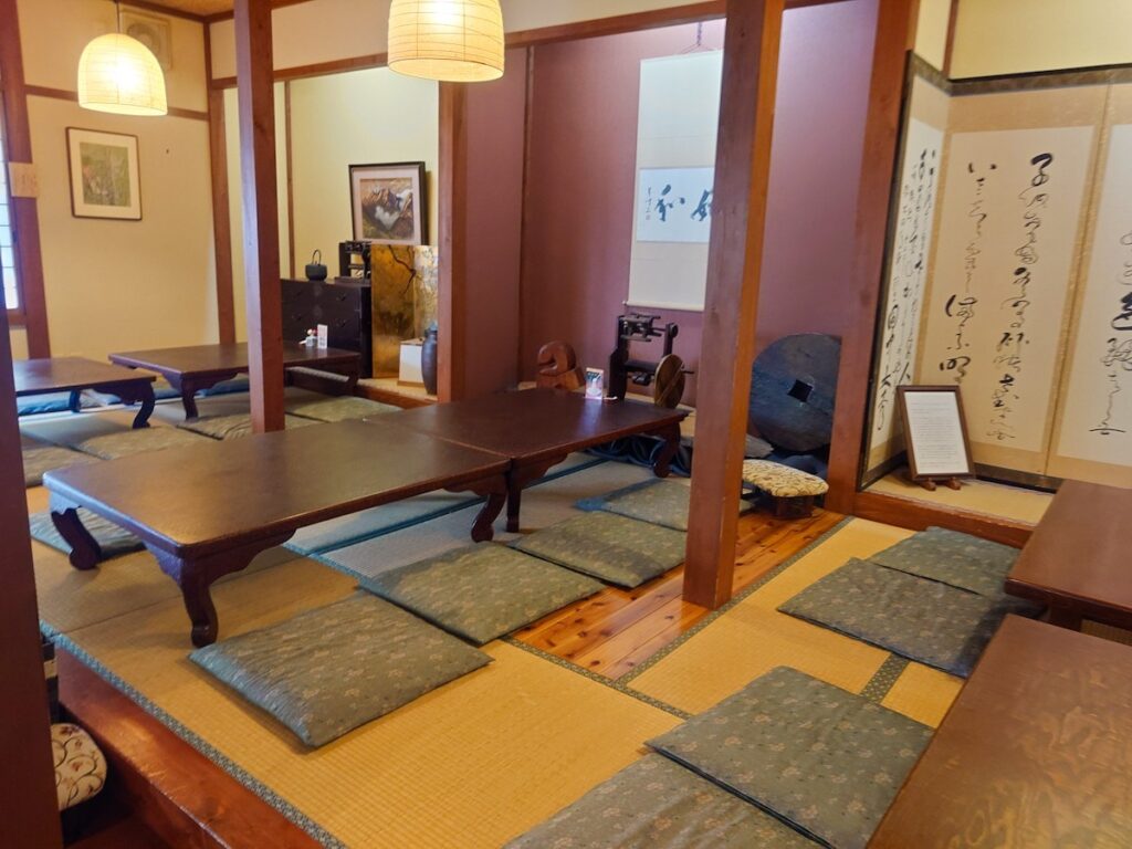 自然薯 茶茶 じねんのむら 飛騨高山店の畳と座布団の純和風座敷
