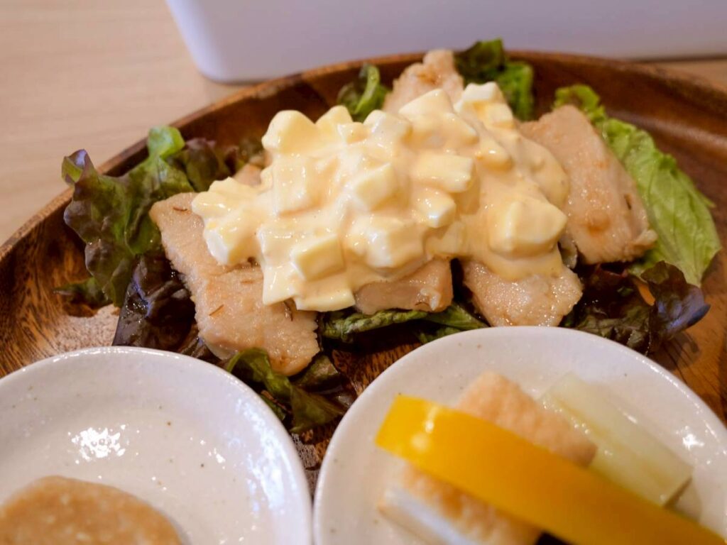 わんカフェ茶尾の鶏南蛮タルタルソースアップ