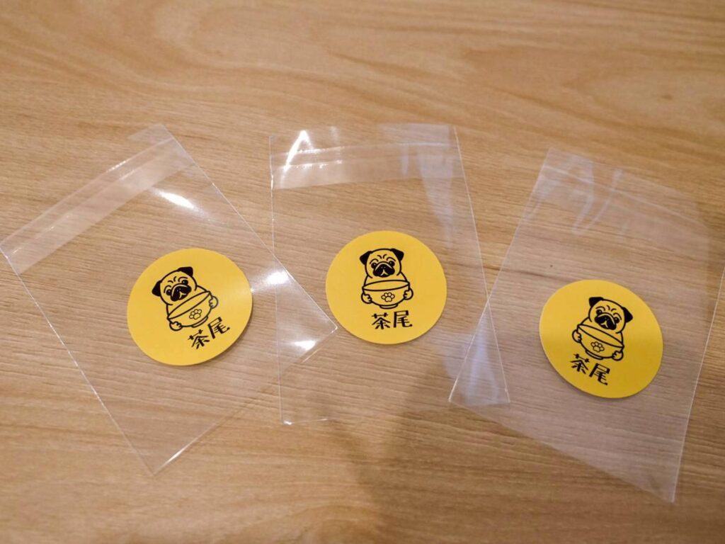 わんカフェ茶尾のロゴシール付き犬用おやつ袋