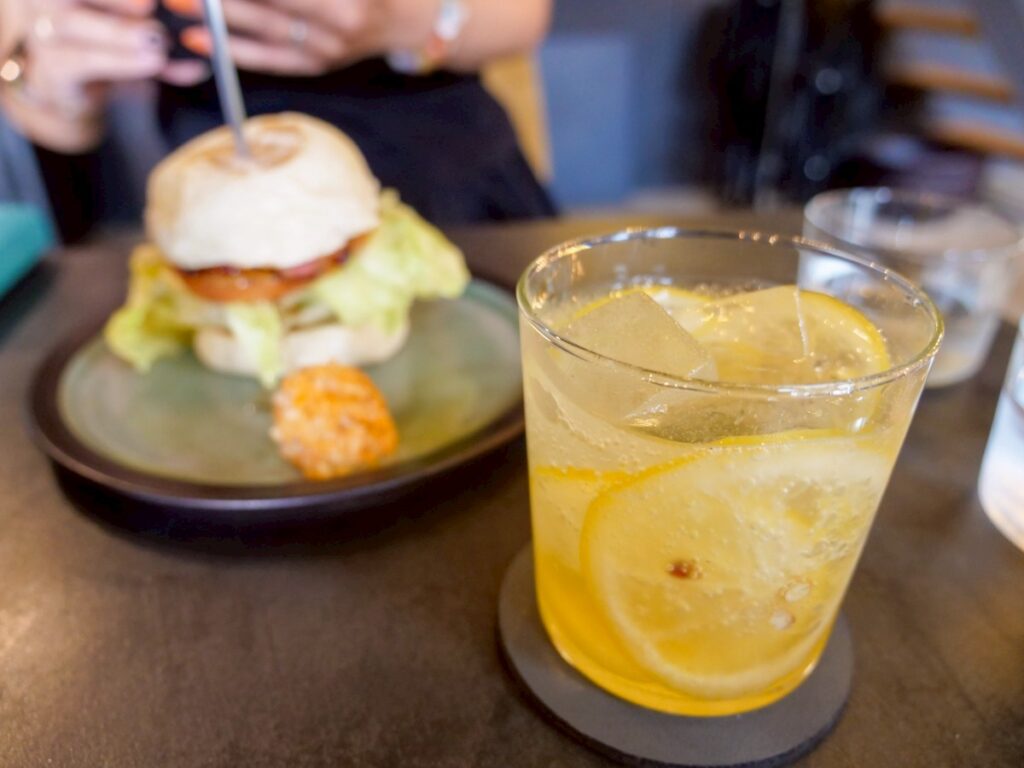 massif graceのBLTバーガーとクラフトレモネード