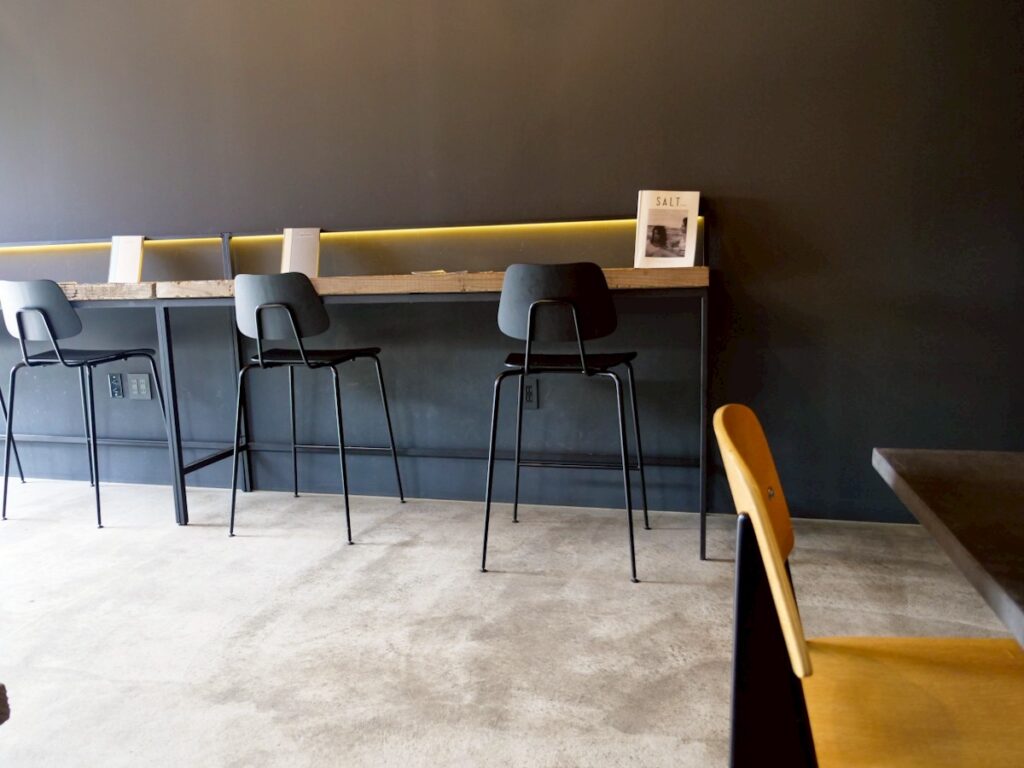 massif graceのカウンター席と店内インテリア