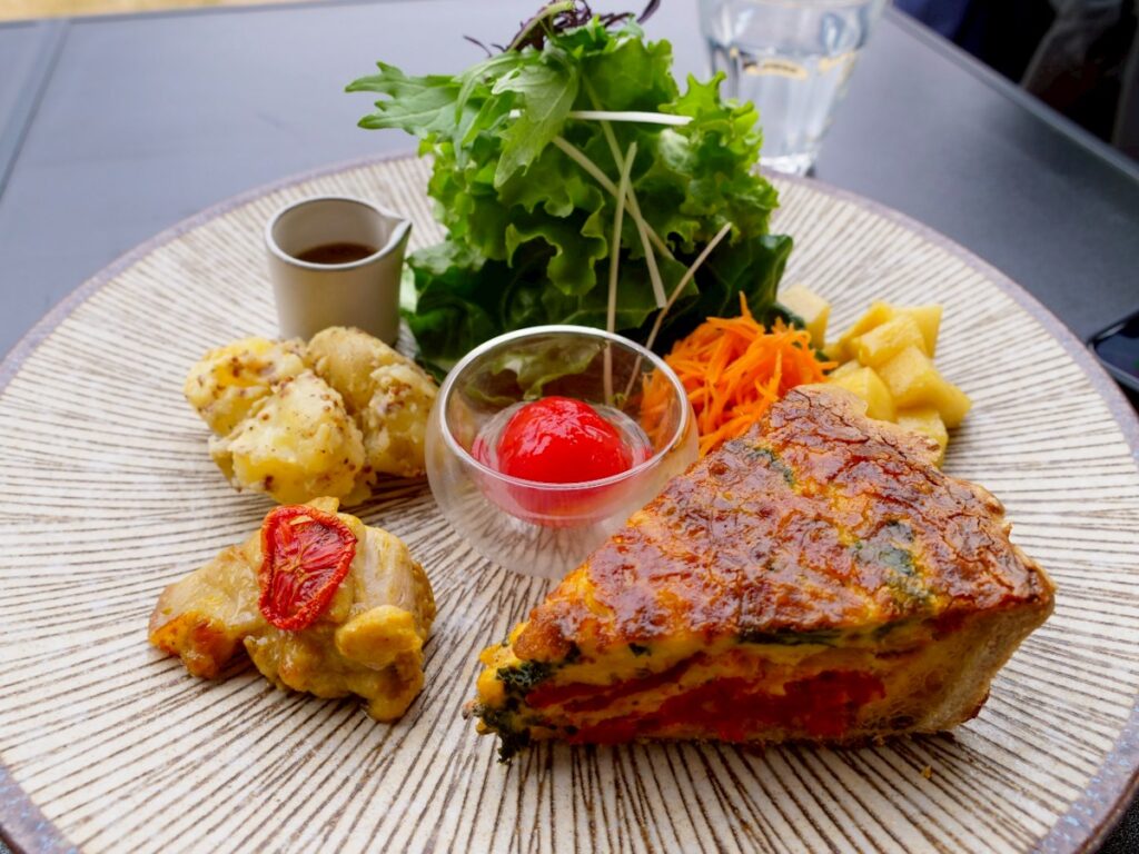 田畑（デンパタ）食事と花束の本日のキッシュランチプレート