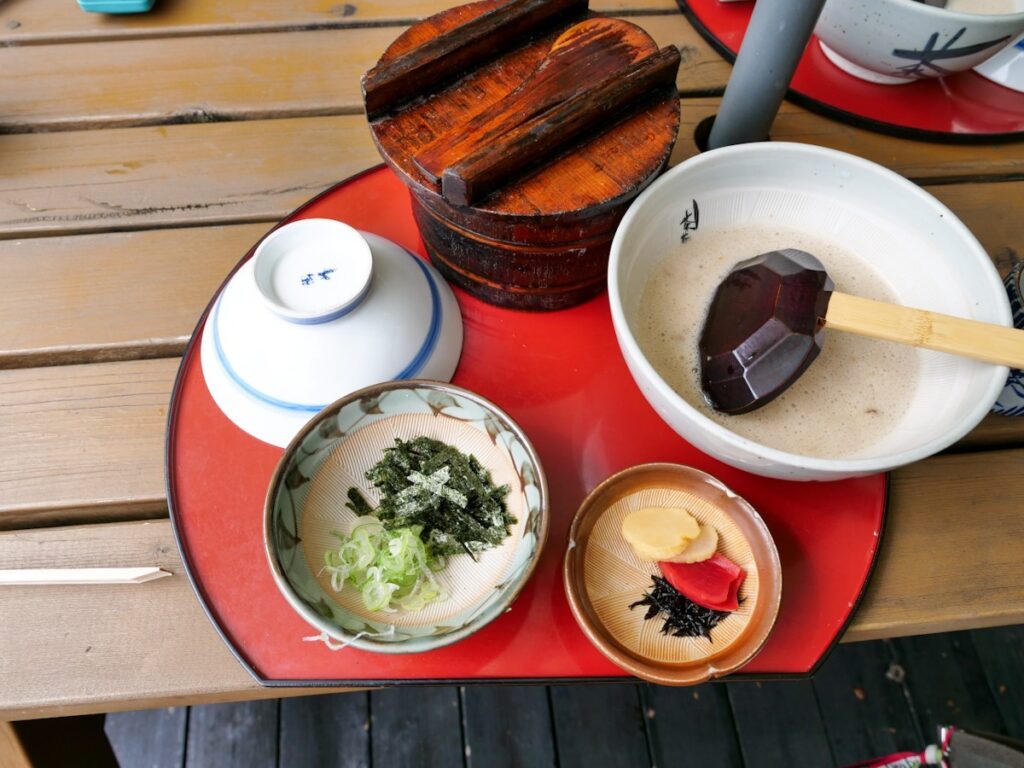 自然薯 茶茶 じねんのむらのとろろめしセット（テラス席）