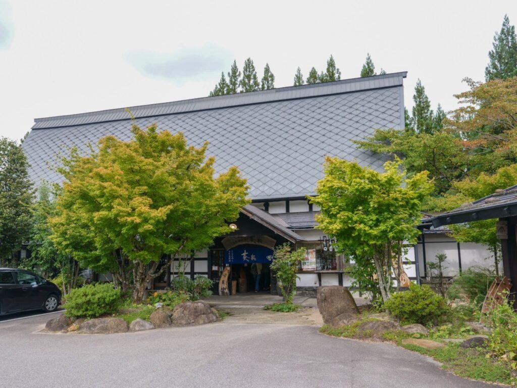 飛騨高山 自然薯 茶茶 じねんのむらの古民家風の外観と大きな切妻屋根