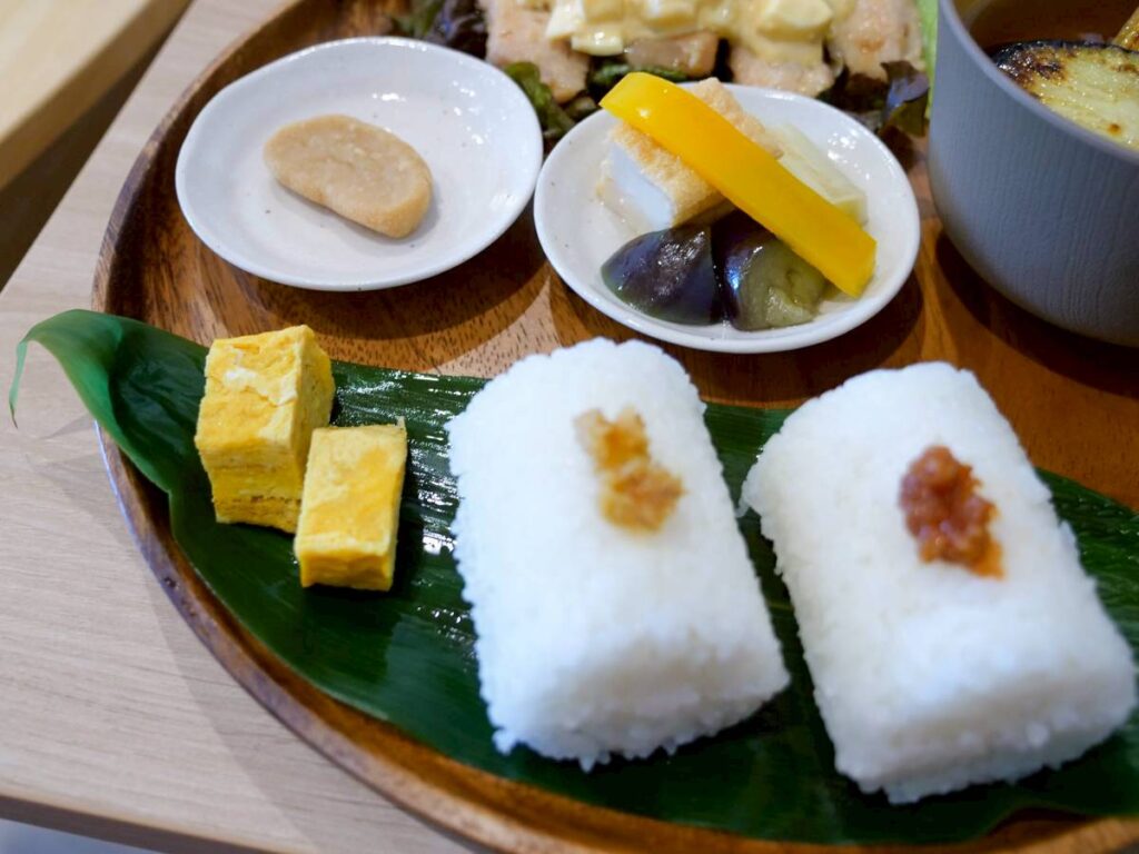 わんカフェ茶尾の俵おにぎりと玉子焼き