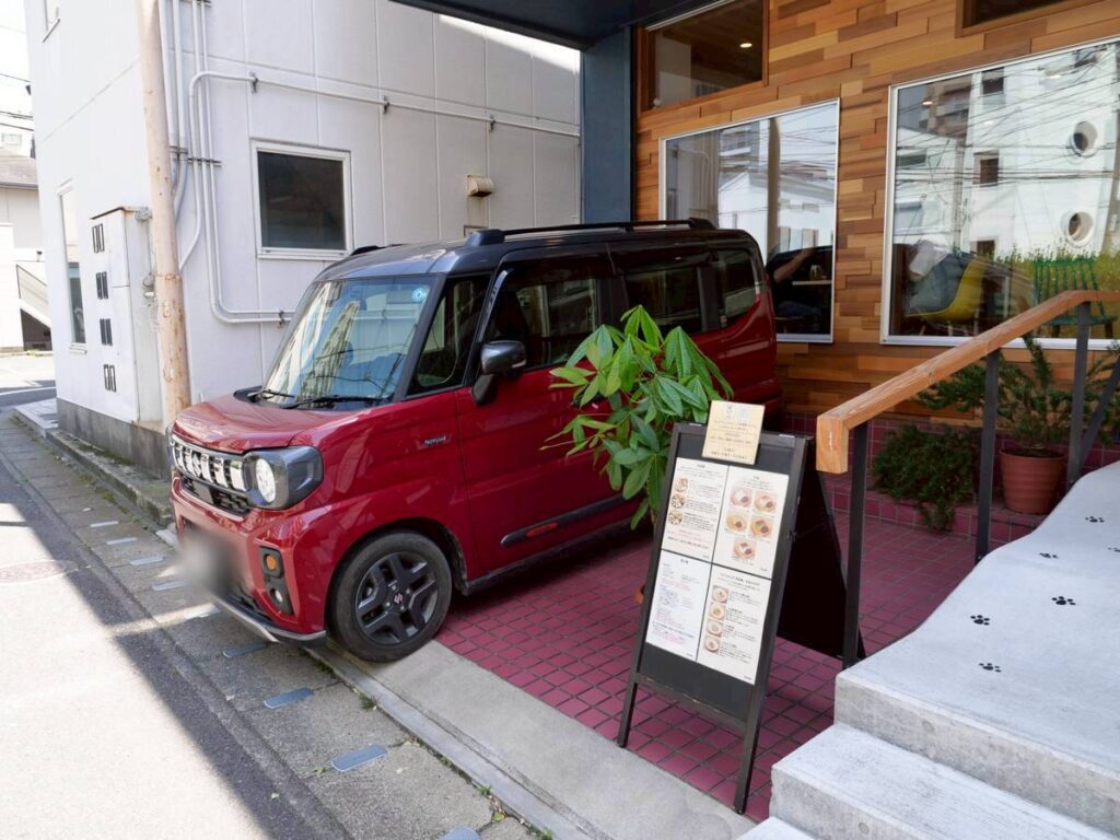 わんカフェ茶尾の店舗前無料駐車スペース
